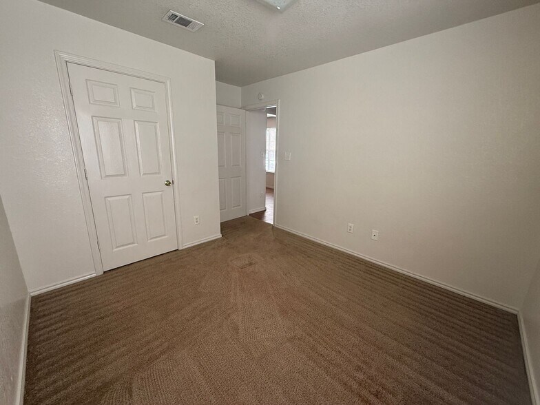 Building Photo - 3301 Hereford Ln