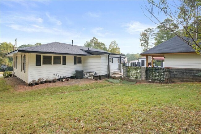 Building Photo - 404 Springlake Rd