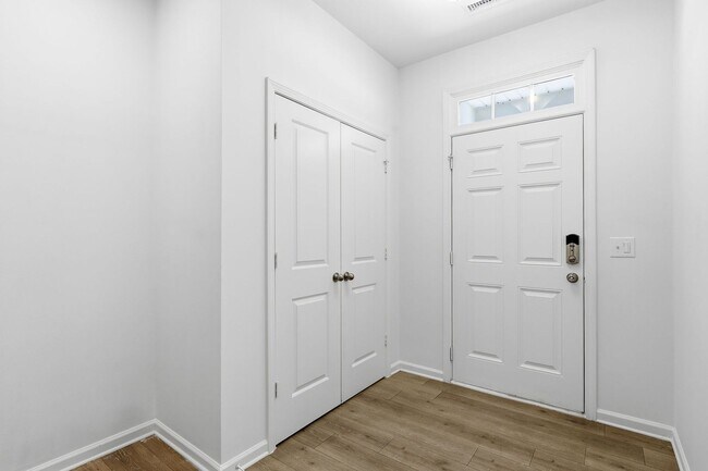 Building Photo - Modern 4BR Townhome with Washer/Dryer & Pet-Friendly Living in Morrisville!