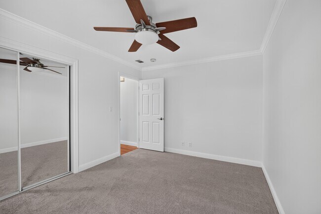 Building Photo - 879 S Knickerbocker Dr