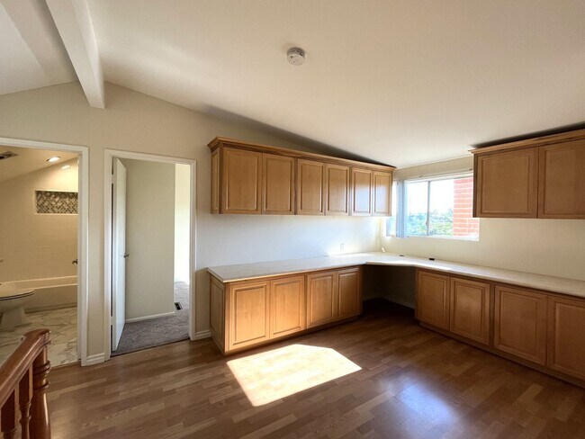 Building Photo - Lovely Home with 3 bedrooms, 2 bath plus o...
