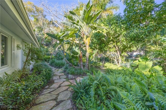 Building Photo - 295 6th St N