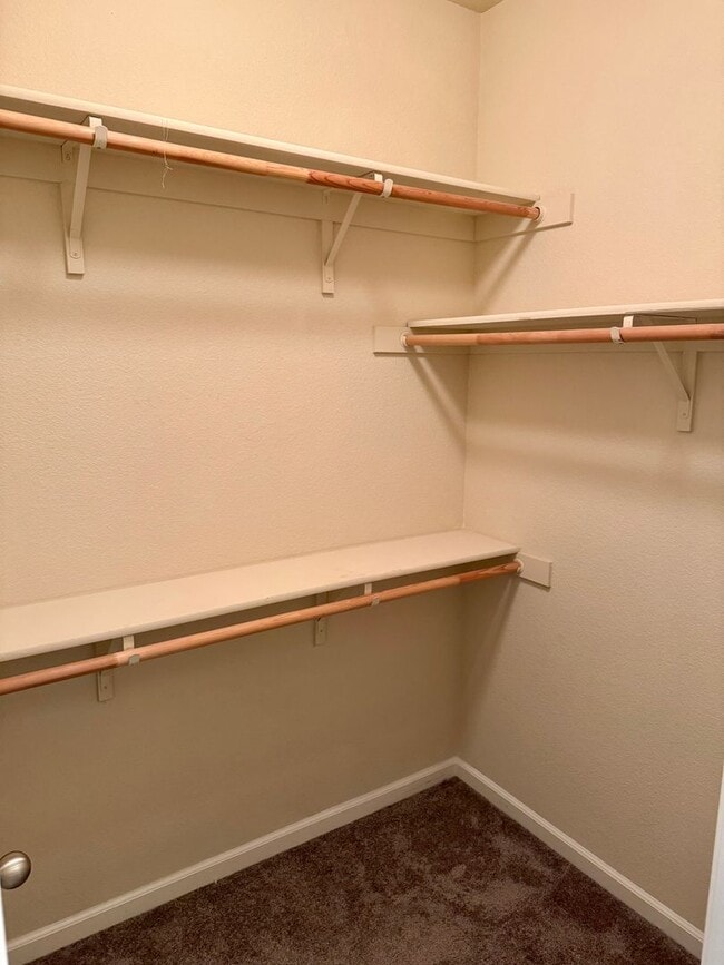 Building Photo - Spacious 4 Bedroom 3 1/2 Bath Home Available Now