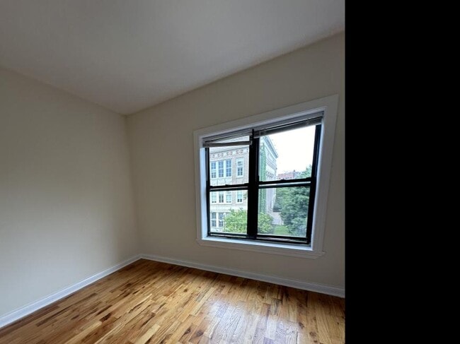 Building Photo - 3 bedroom in Chicago IL 60613