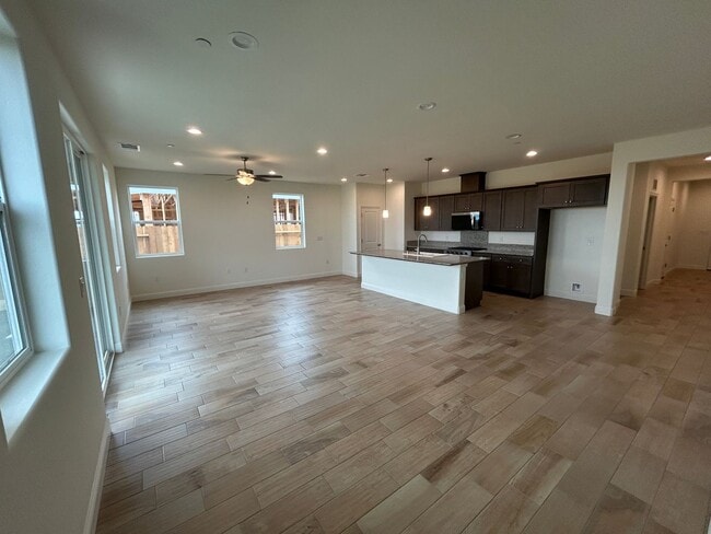 Building Photo - Northwest Visalia! Don't miss this beauty! Spacious and open 4 bedroom 2 bath!