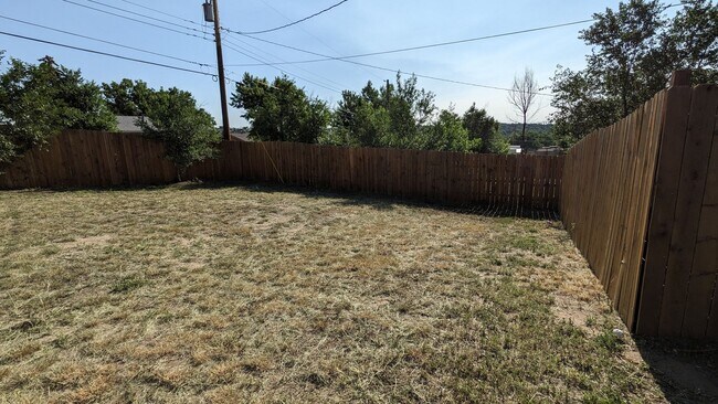 Building Photo - 5 BED/2 BATH RANCH HOME W/FINISHED BASEMEN...