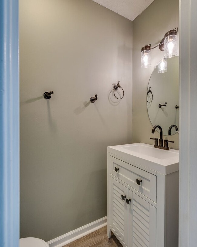Building Photo - 2 br/ 1.5 bath condo Johnson City