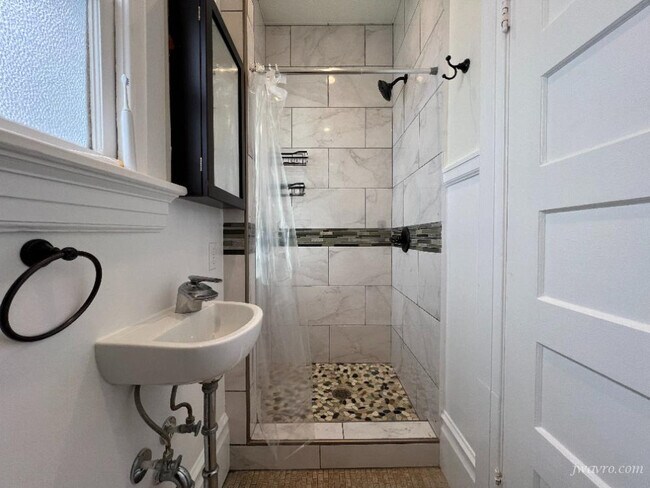 Building Photo - 250-254-254 Carl St