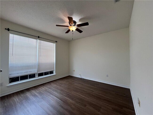 Building Photo - 8450 N Kendall Ct