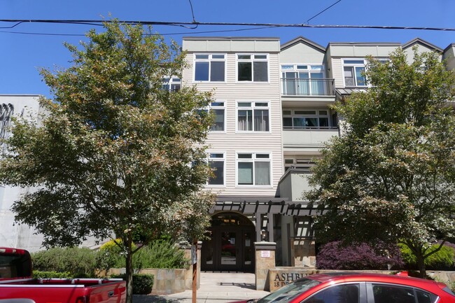 Building Photo - Newer 1 Bedroom Condo in Great Lower Queen...