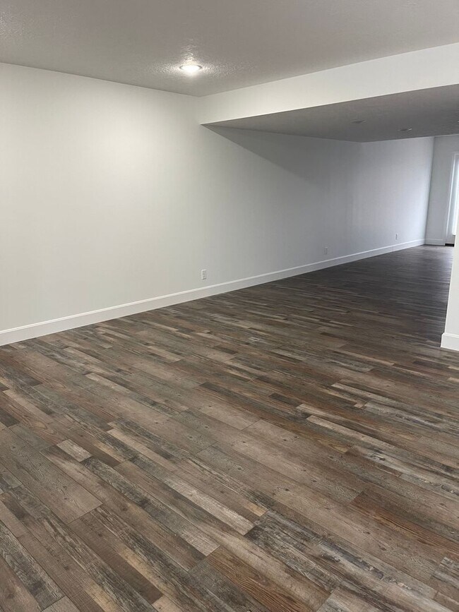 Building Photo - FEBRUARY SPECIAL! RENT $1300, DEPOSIT $1300 w/ 2 YEAR LEASE*