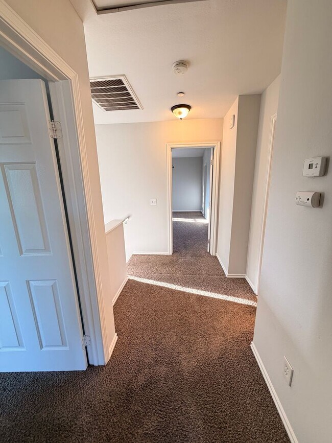 Building Photo - Spacious 3 bedroom w/ attached 2 Car Garage For Rent!