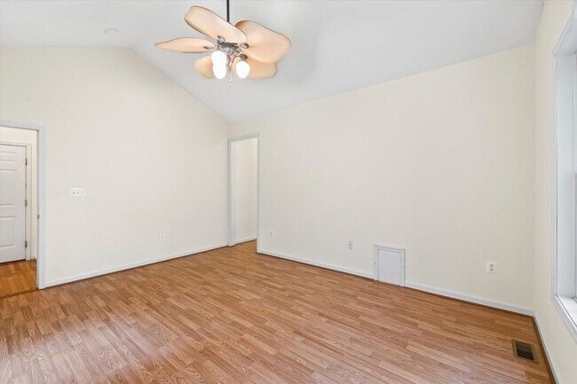 Building Photo - 4107 Lakeview Pkwy