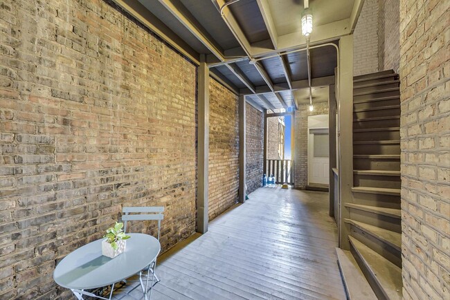 Building Photo - 4337 N Troy St
