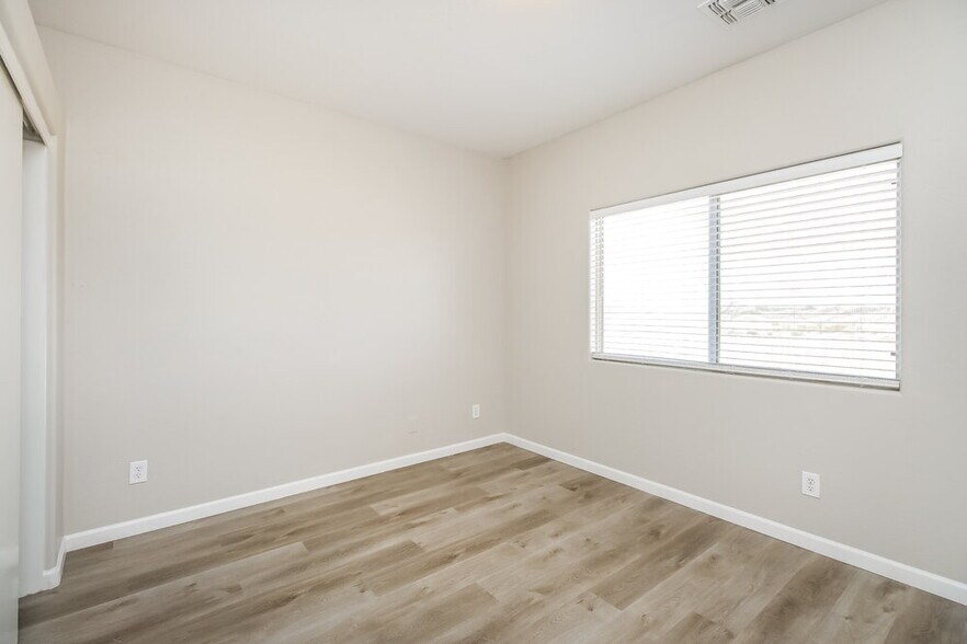 Building Photo - 2300 E Magma Rd