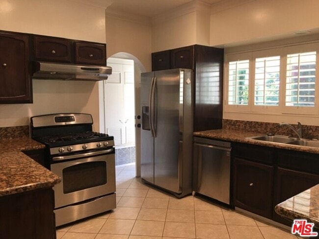 Building Photo - 125 N Palm Dr