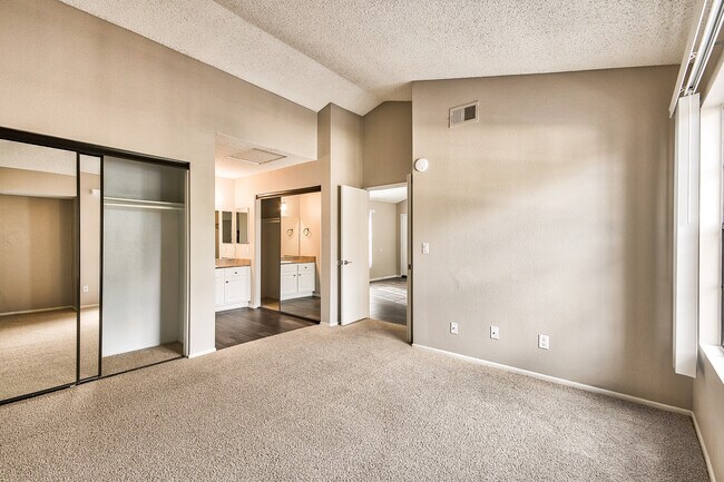 Building Photo - Oak Tree Court Apartment Homes