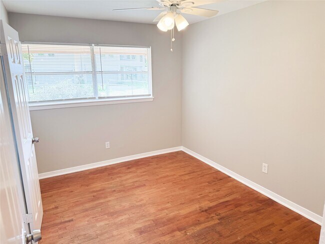 Building Photo - 6710 England St