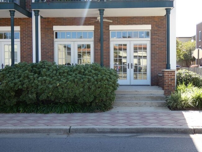 Building Photo - 415 E Romana St