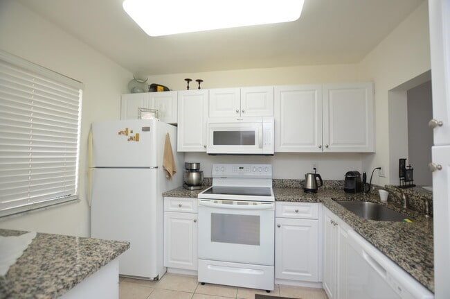 Building Photo - 6649 Somerset Dr