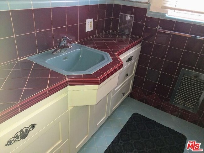 Building Photo - 7720 Cowan Ave