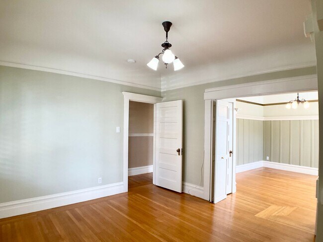 Building Photo - REMODELED and Spacious.  IN-UNIT LAUNDRY! ...