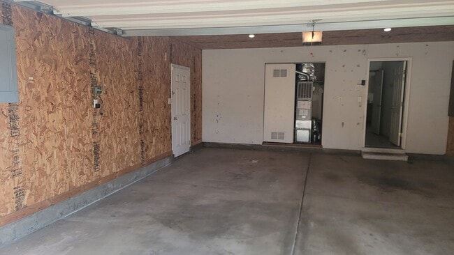 Building Photo - * MOVE IN SPECIAL* 1/2 OFF 1st FULL MONTH'...