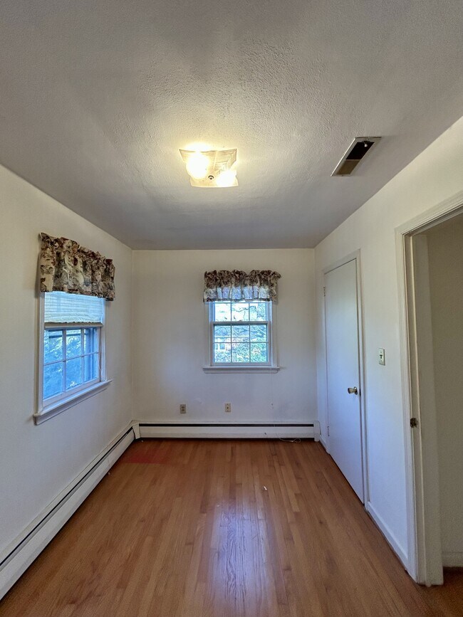 Building Photo - 845 Kennedy Ave