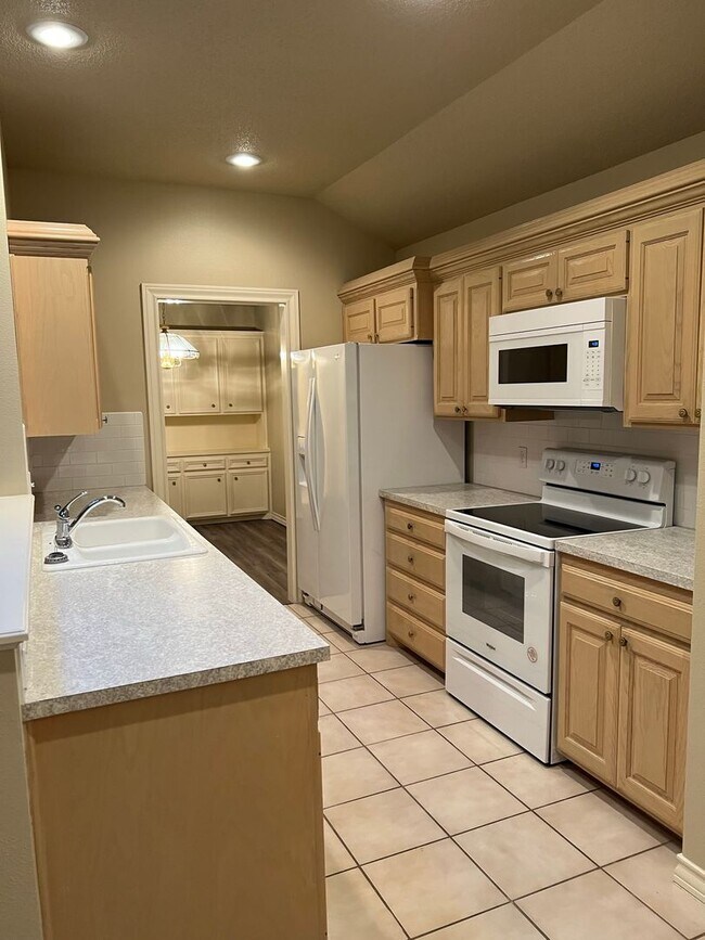 Building Photo - 2/2/2  Garden Home in Remington Park