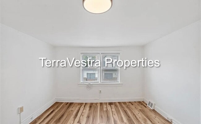 Building Photo - 2 Bed Single Family in Gloucester City! El...