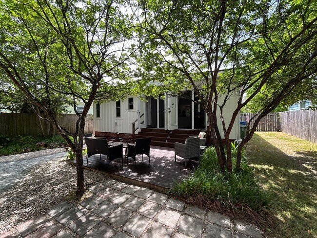 Building Photo - Gorgeous updated furnished cottage!