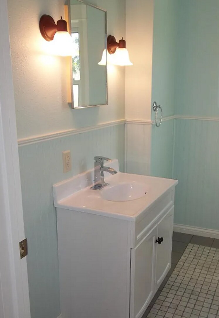 Building Photo - 910 S Washington St