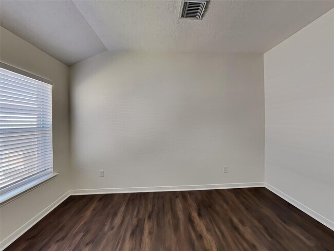 Building Photo - 30022 Saw Oaks Dr