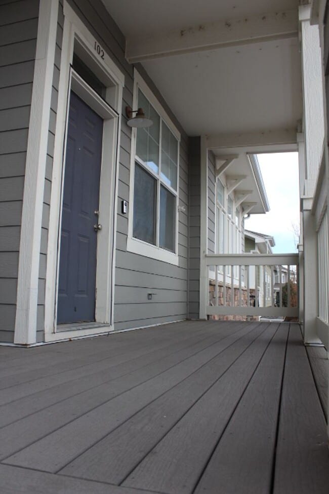 Building Photo - Beautiful 3 BR/3 1/2 BA Townhouse in Stonegate!!