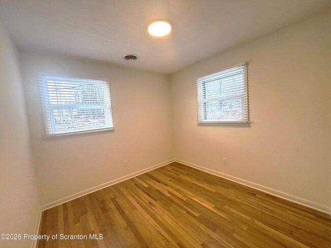 Building Photo - 15 Little St