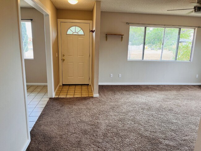 Building Photo - Charming 3-Bedroom with 2 Full Baths on th...