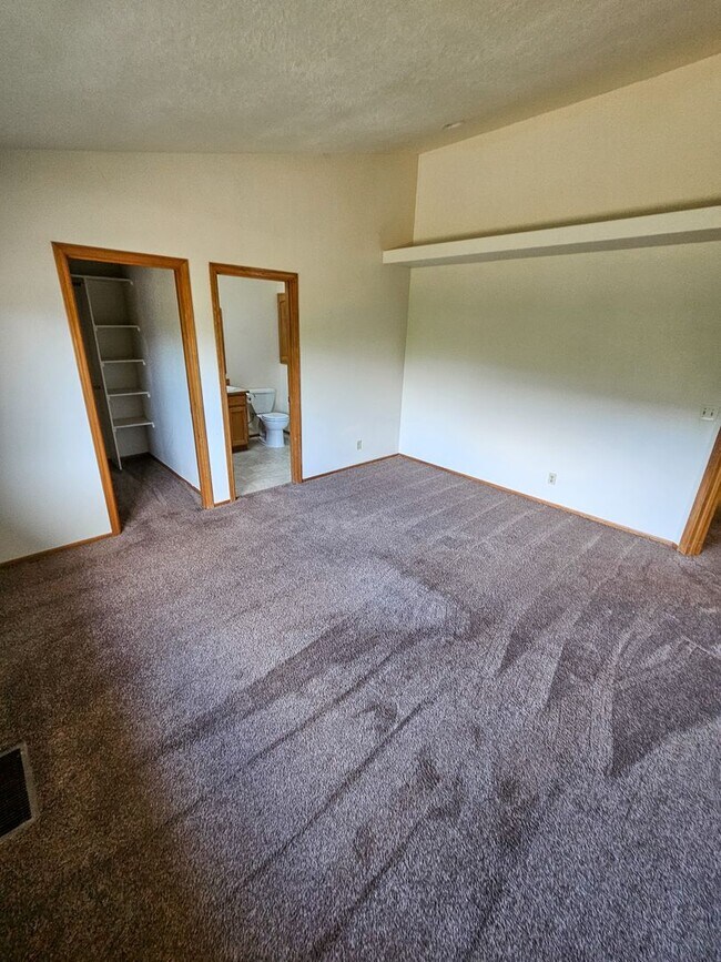 Building Photo - 1097 Summer Breeze Dr N