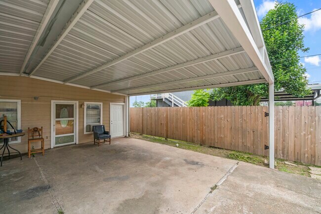 Building Photo - 303 Linwood St
