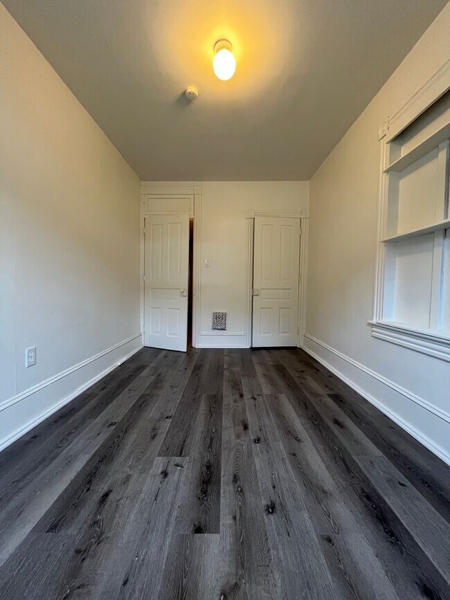 Building Photo - Jamestown St 142-144