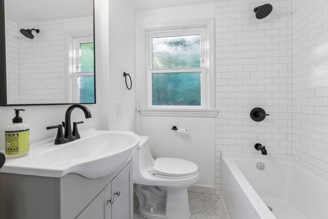 Building Photo - Updated 2 bed 1 bath Wedgewood area home