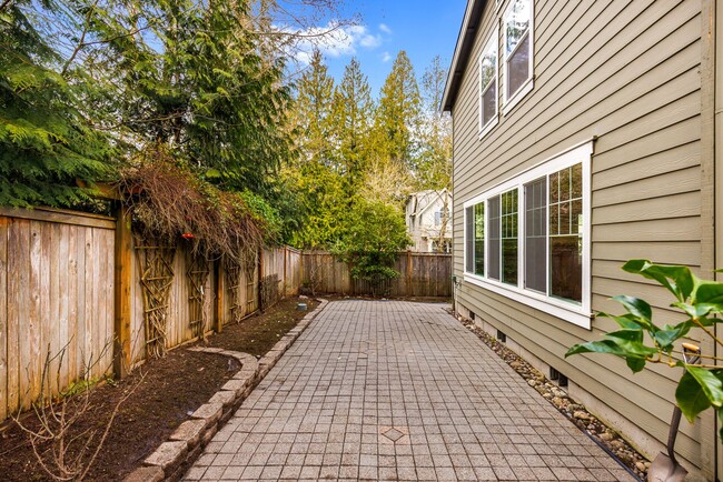 Building Photo - Redmond Grass Lawn Park 4 Bedroom 2.5 Bath...