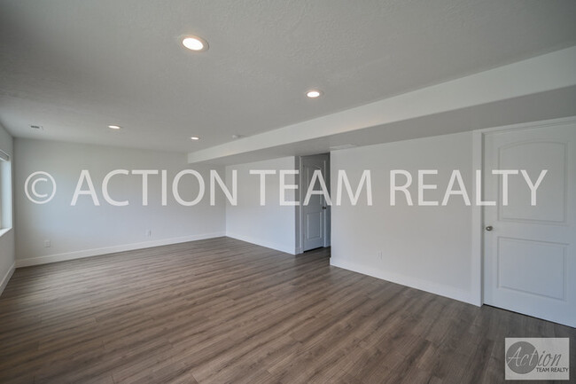 Building Photo - Mid-Row Townhome located in Bluffdale!