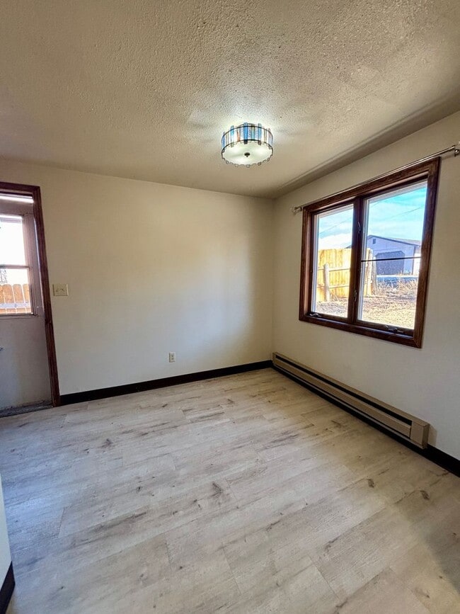 Building Photo - 3 Bed 1 Bath Single Family Home Located in East Helena!