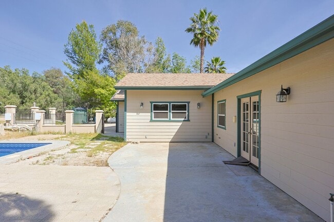Building Photo - 5BR Home in Ramona Country Estates with Pool & Views