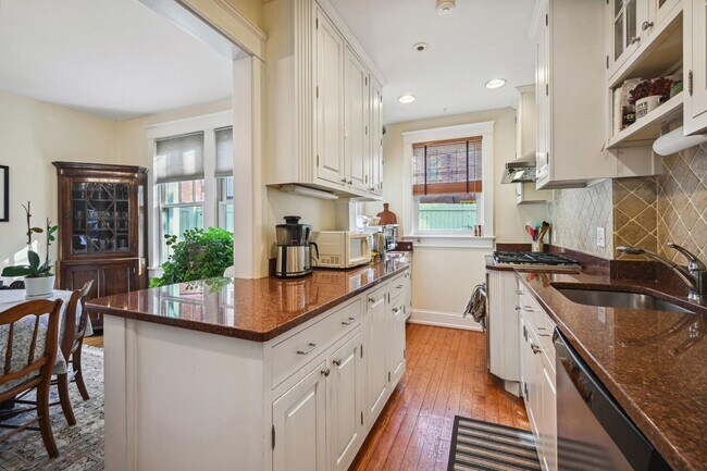 Building Photo - End of Row Georgetown Rowhome!