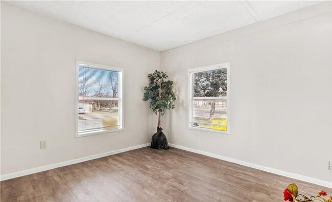 Building Photo - Updated 4-bedroom 2-bathroom home!  Housin...
