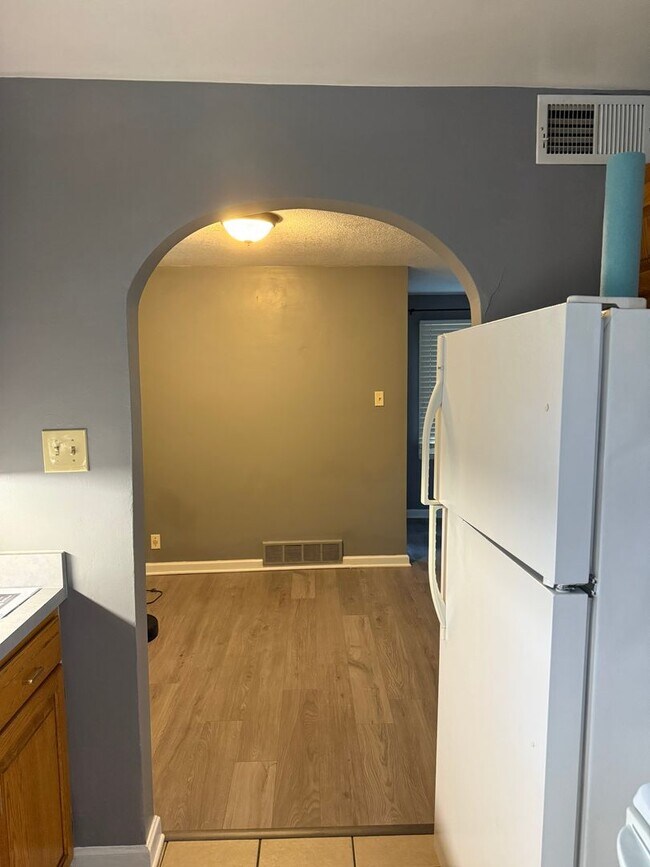 Building Photo - 2BR/1BA Overside Double Car Garage