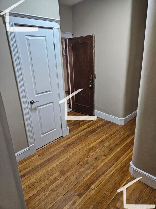 Building Photo - Brighton 2 Bedroom | Hardwood Floors | Laundry on site | Near Boston College & Whole Foods