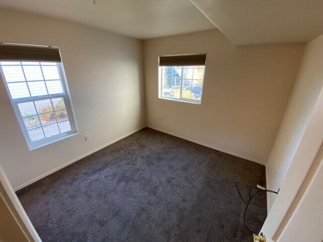 Building Photo - One Bedroom Condo with Mountain Views