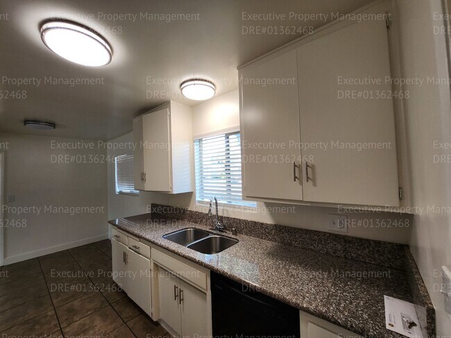 Building Photo - 3 bedroom/ 2 bathroom home located near th...